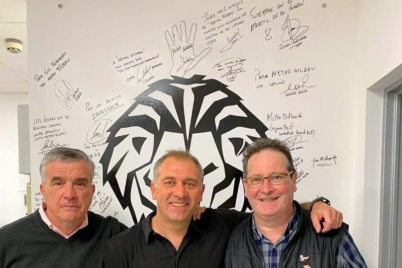  Dani Ruiz-Bazán, Juan Carlos y Enrique Thate posan ante el Muro del Athletic en la estación del Metro de Indautxu.