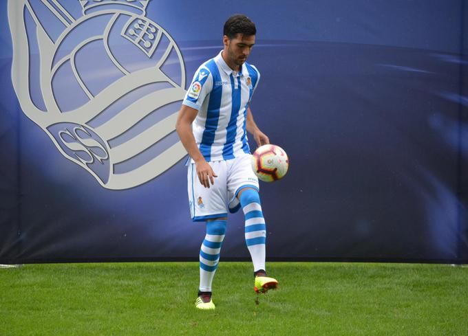 Mikel Merino la toca el día de su presentación con la Real Sociedad, el navarro firmaba para 5 campañas.
