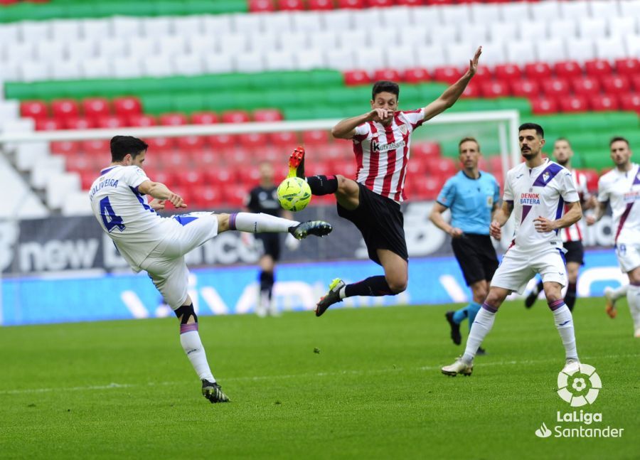 Mikel Vesga, salta ante el Eibar en San Mamés.
