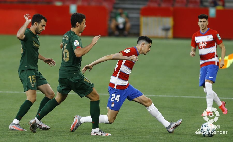  Mikel Vesga presiona a Carlos Fernández en el Granada-Athletic.