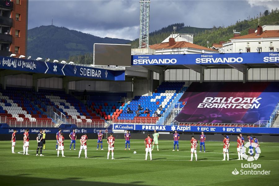 Minuto de silencio en Ipurua antes de comenzar el partido.