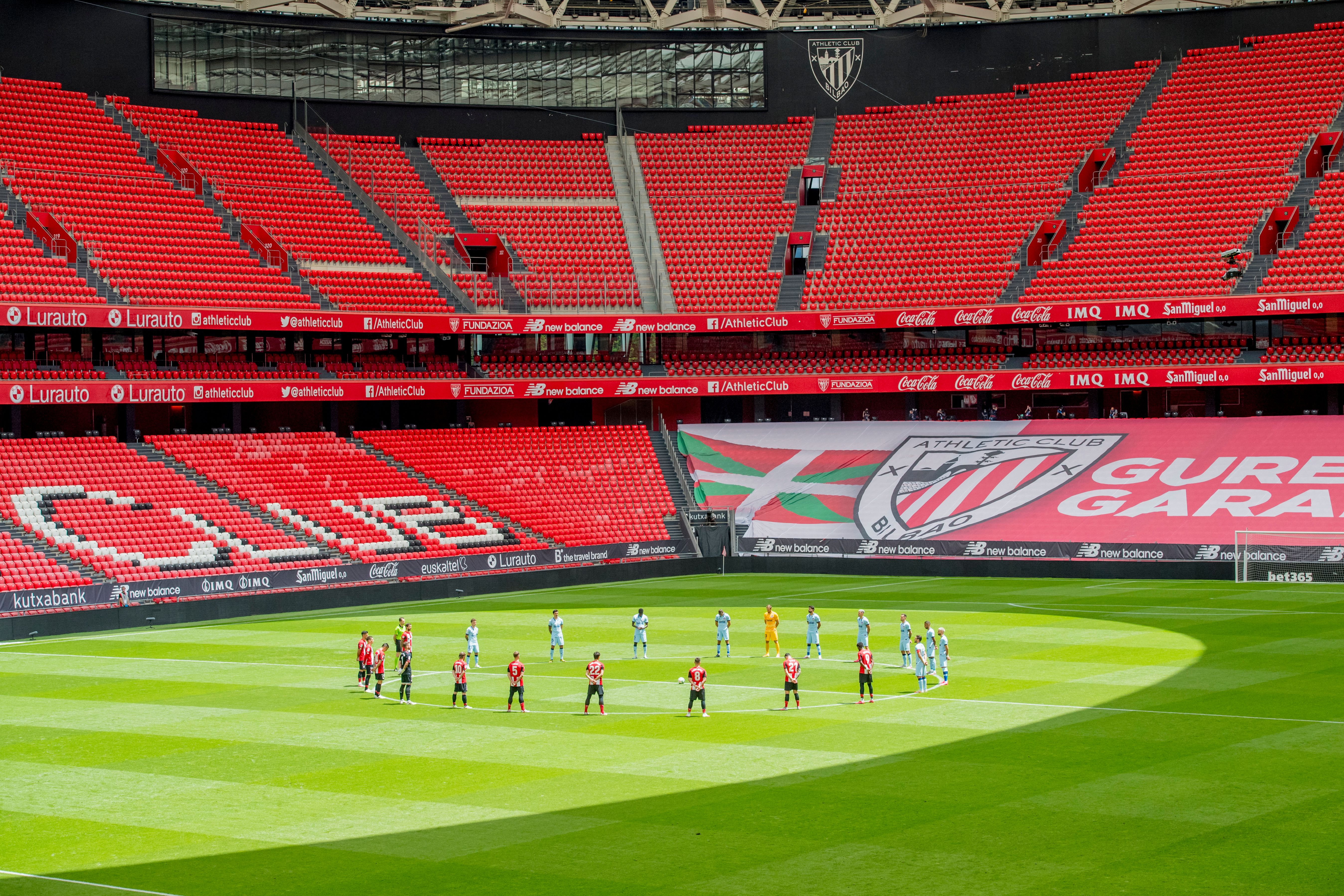  Minuto de silencio en la vuelta del fútbol a San Mamés ante el Atlético de Madrid.