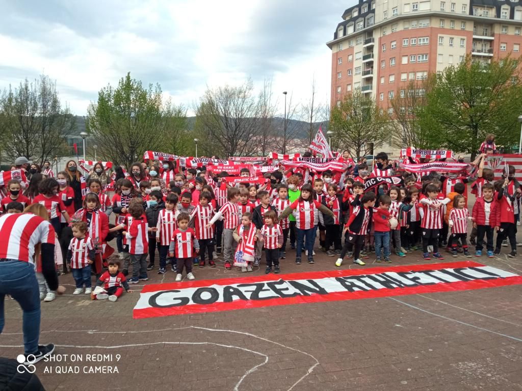  La peña Miribillako Hintxak reunió a los txikis para animar al Athletic.