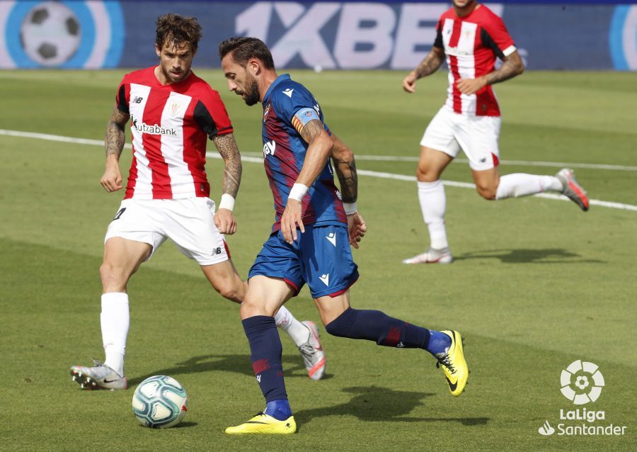  Iñigo Martínez, ante José Morales durante el Levante-Athletic.