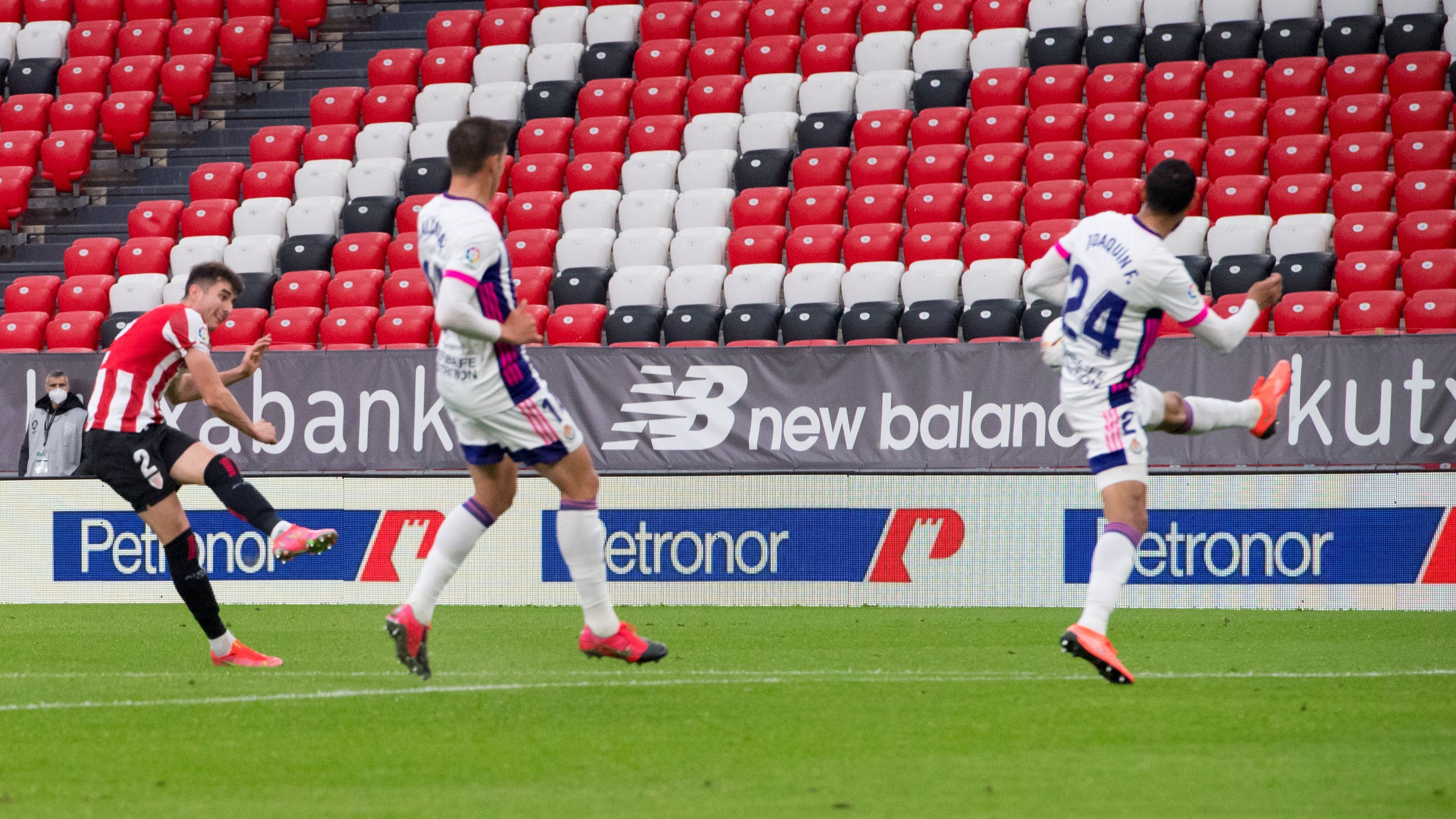 Jon Morcillo tira a gol ante el Valladolid en San Mamés.