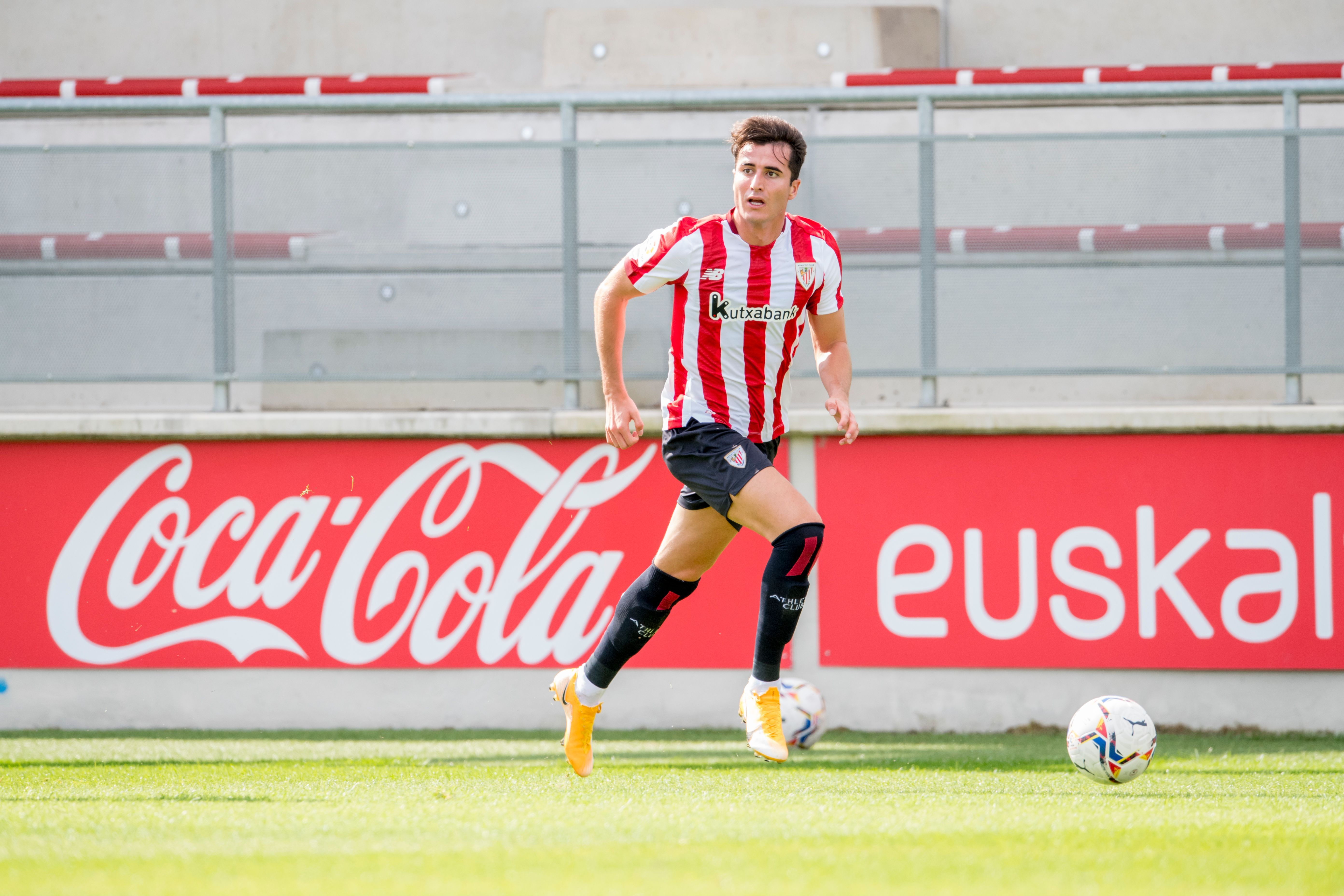  Jon Morcillo progresa por la banda izquierda.