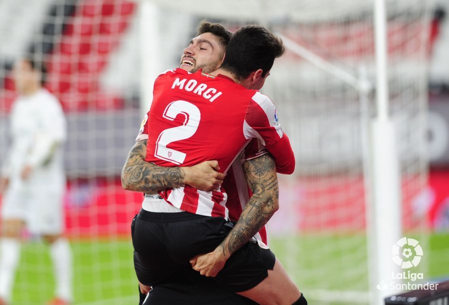  Morcillo y Unai Núñez se abrazan tras el segundo gol ante el Huesca.