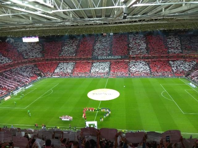 Ambientazo en las gradas antes de empezar un derbi vasco en San Mamés.