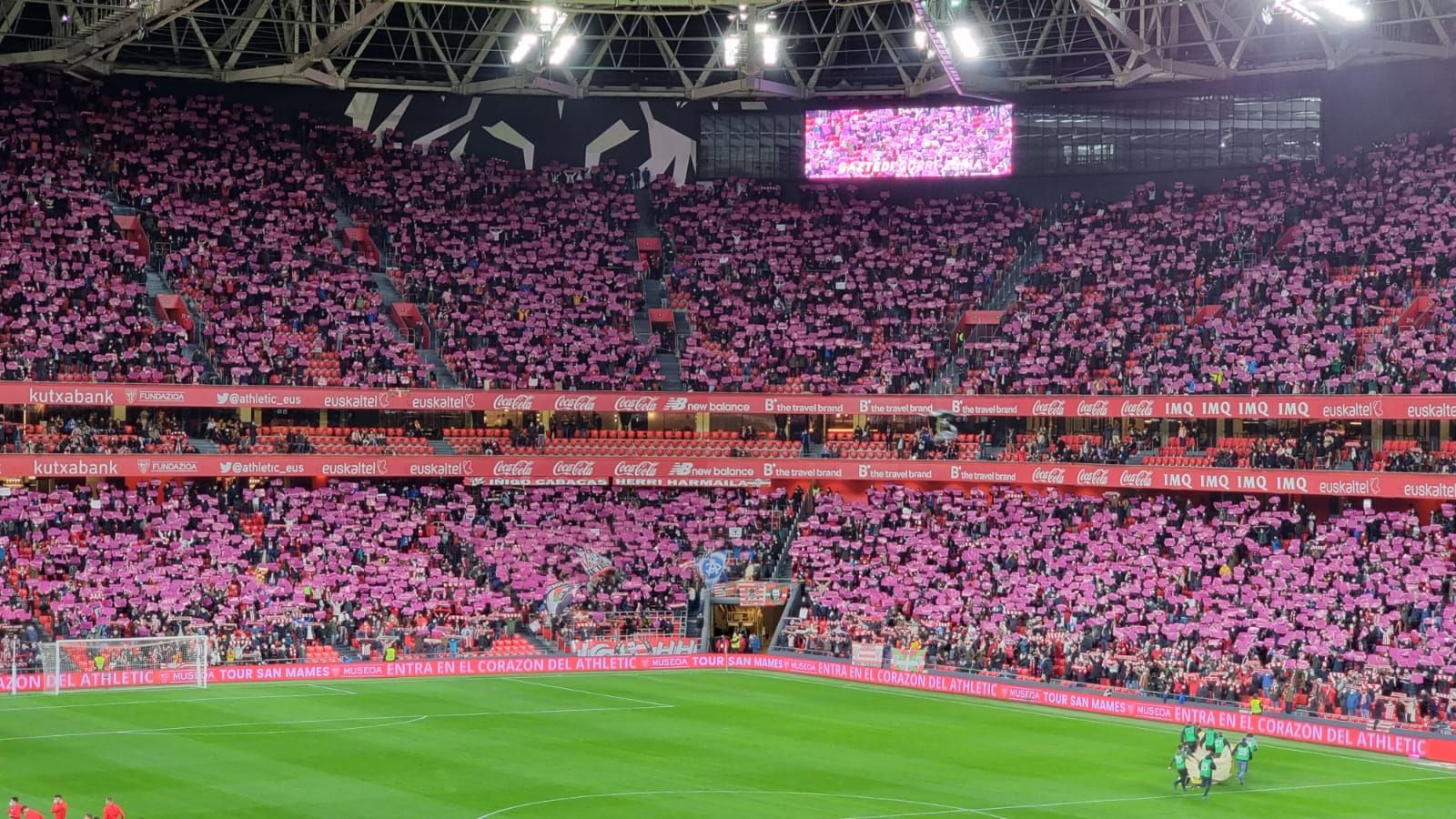  Así ha lucido en San Mamés el mosaico morado contra la violencia machista.