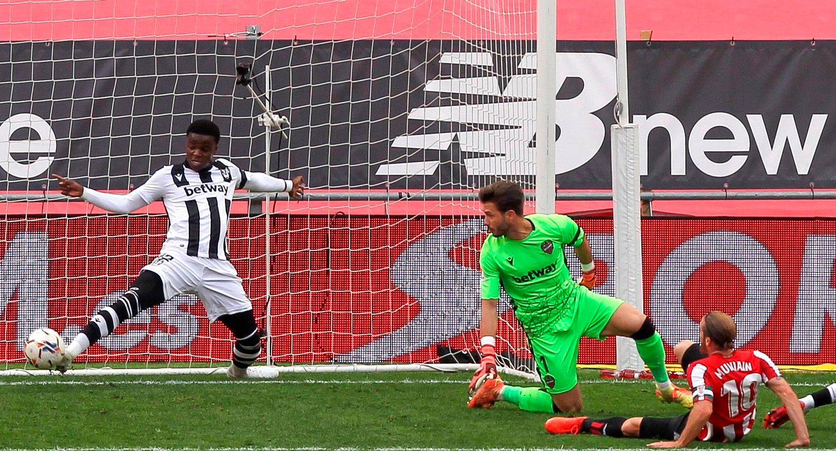 Malsa saca bajo palos el remate del capitán del Athletic Club IKer Muniain.