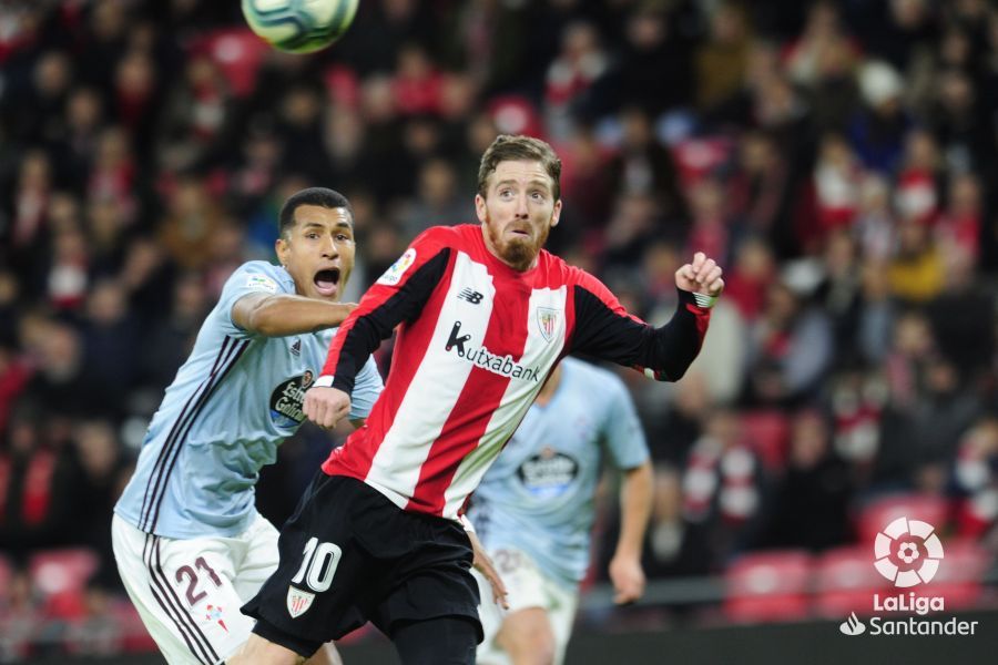  Murillo buscando tapar a Muniain.