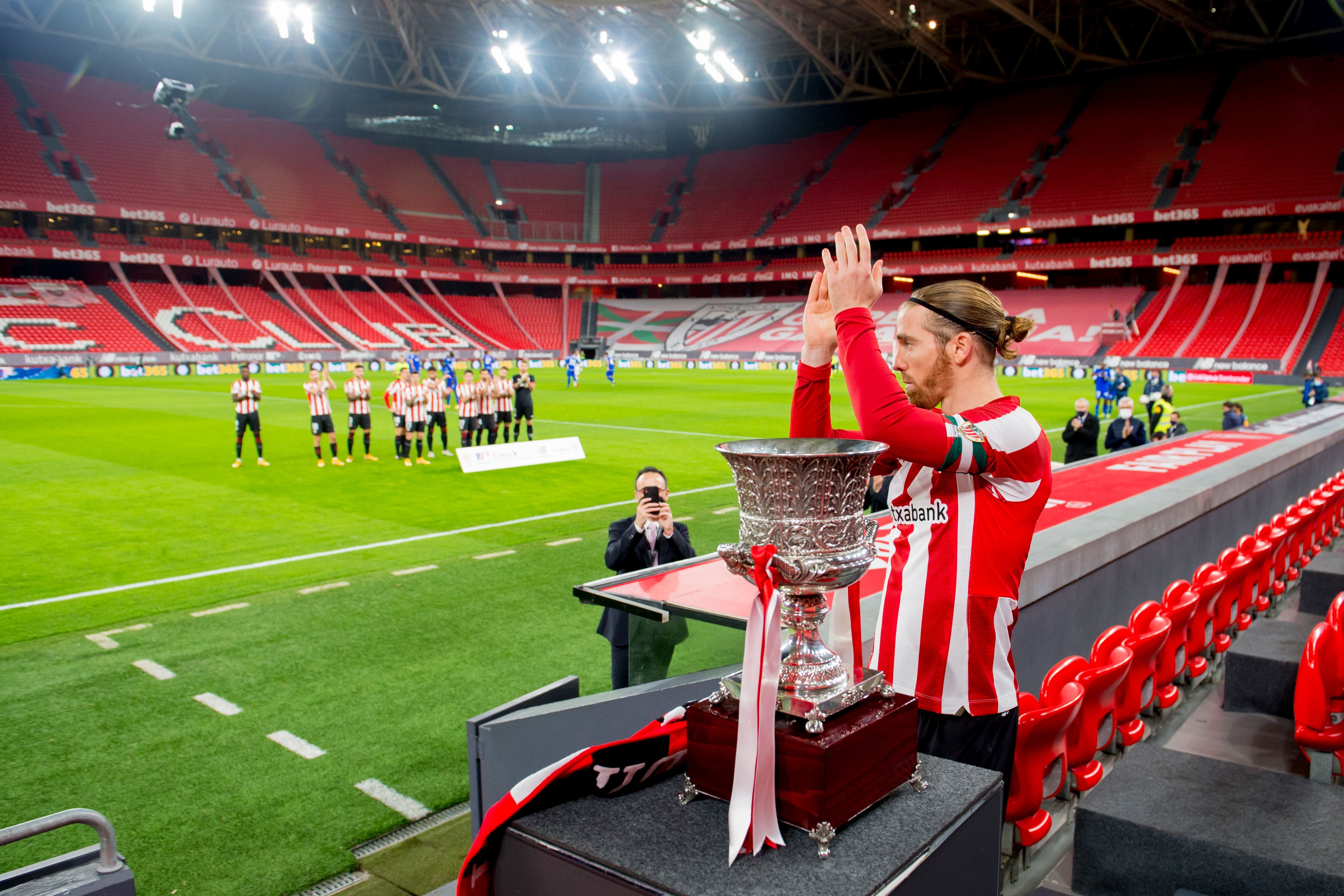  Iker Muniain con la Supercopa de 2021 en San Mamés.