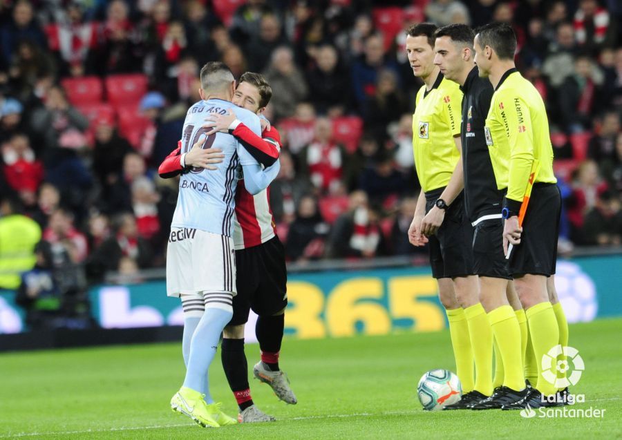 Iker Muniain y Iago Aspas se abrazan en San Mamés.