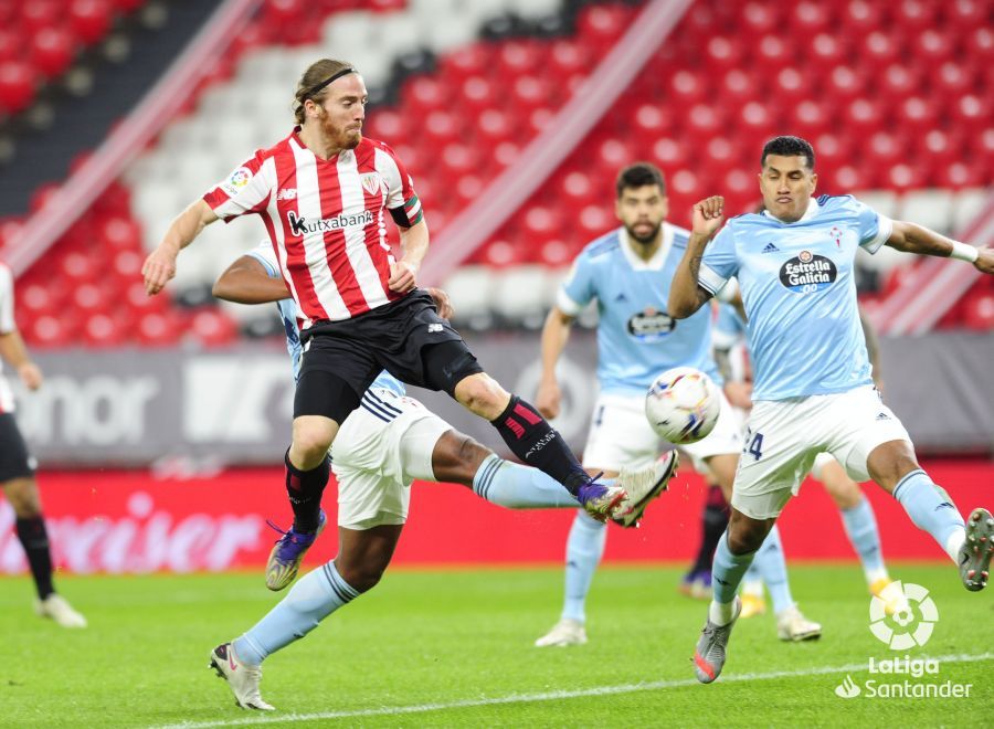  Iker Muniain remata un centro que por poco se convierte en gol ante el Celta.