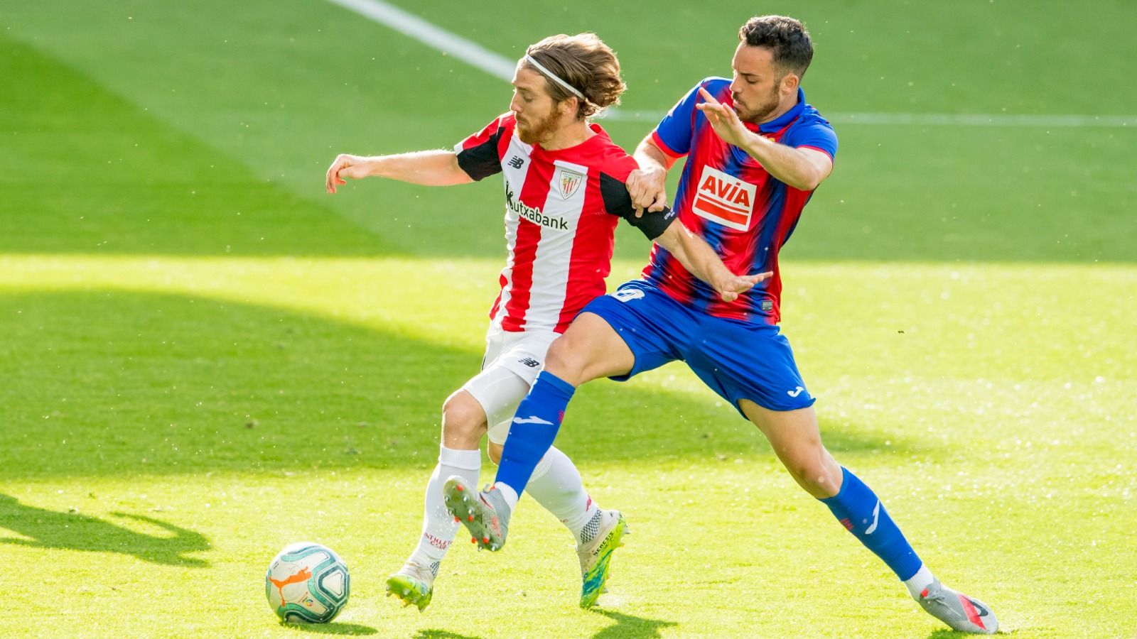  Iker Muniain avanza con el balón ante un rival del Eibar.
