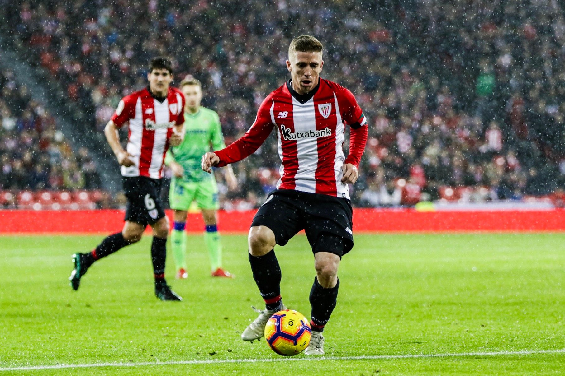  Iker Muniain sigue con su idilio con el marco rival.