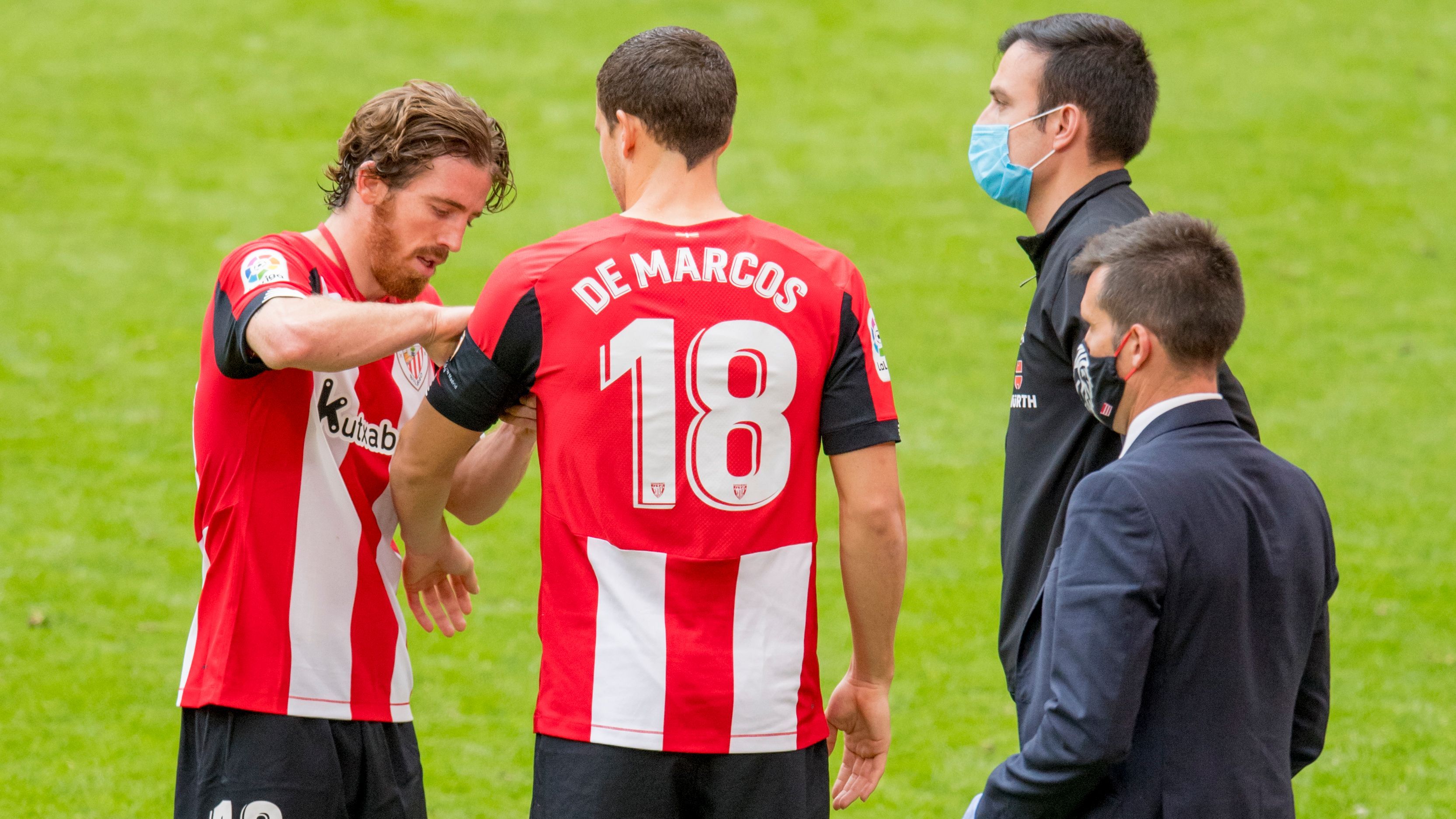  Iker Muniain coloca el brazalete de capitán a Óscar De Marcos.