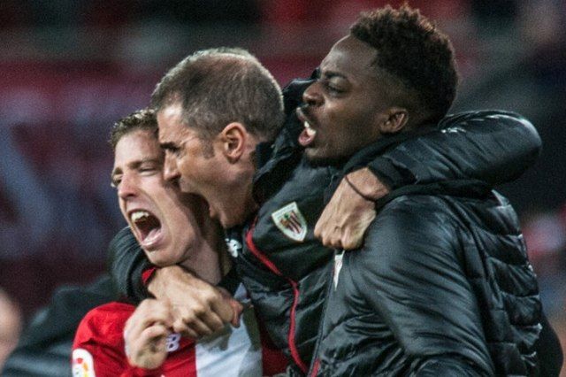 Muniain, Garitano y Williams se abrazan tras finalizar el Athletic-Betis.