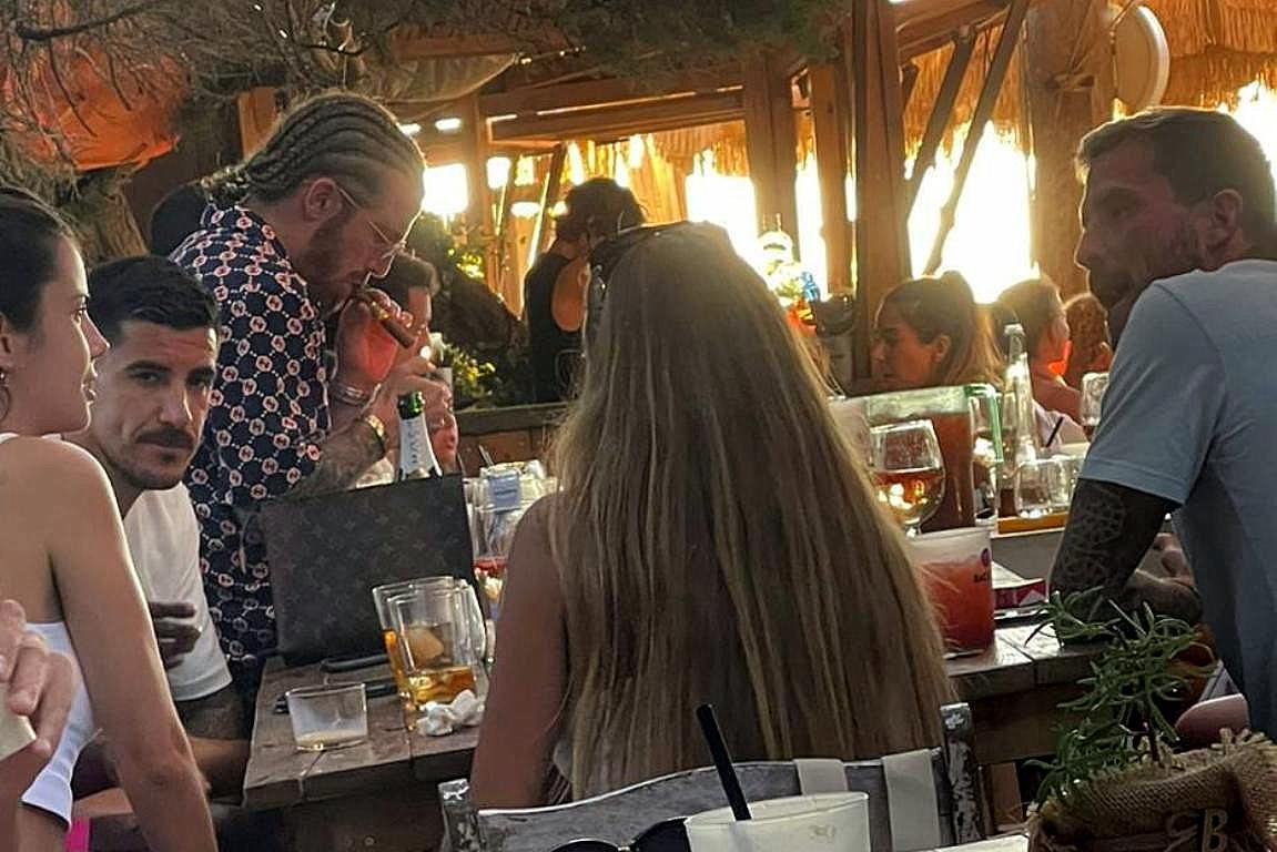  Imagen compartida en las RRSS de jugadores del Athletic Club en Ibiza con el famoso puro de Iker Muniain.