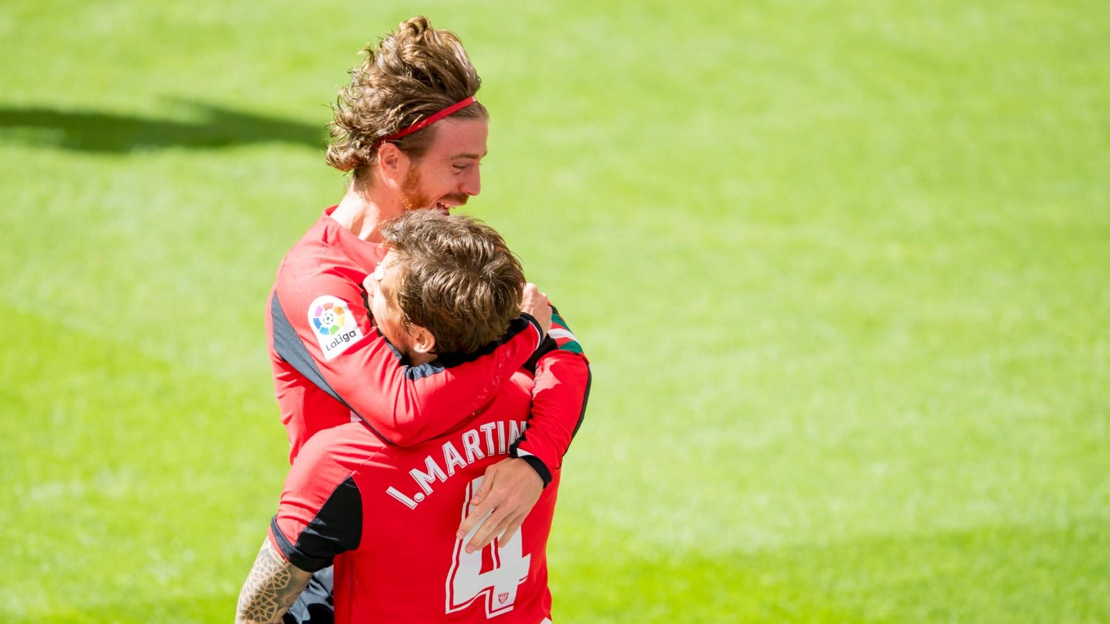  Iker Muniain celebra el gol con Iñigo Martínez.