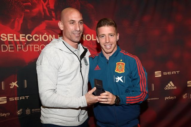 Iker Muniain recibió de Luis Rubiales la insignia de la de la selección absoluta.