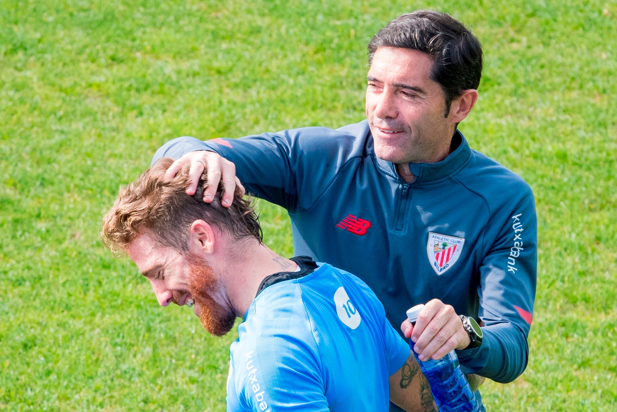  Marcelino acaricia a Iker Muniain en Lezama.