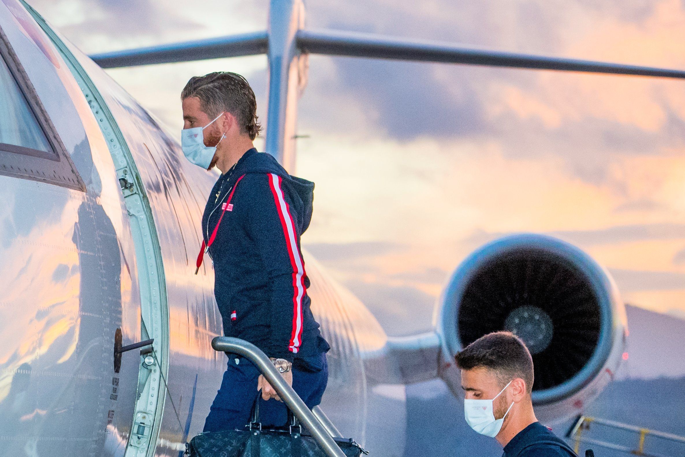  Iker Muniain sube al avión junto con Unai Simón rumbo a Barcelona.