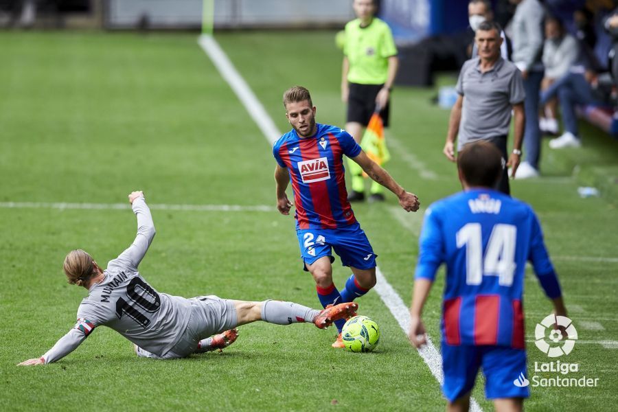  Iker Muniain trata de robarle el balón a Kevin en el Eibar-Athletic.