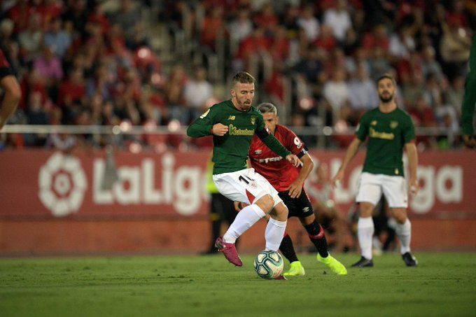 Un 'mohicano' Iker Muniain conduce la pelota ante Salva Sevilla.