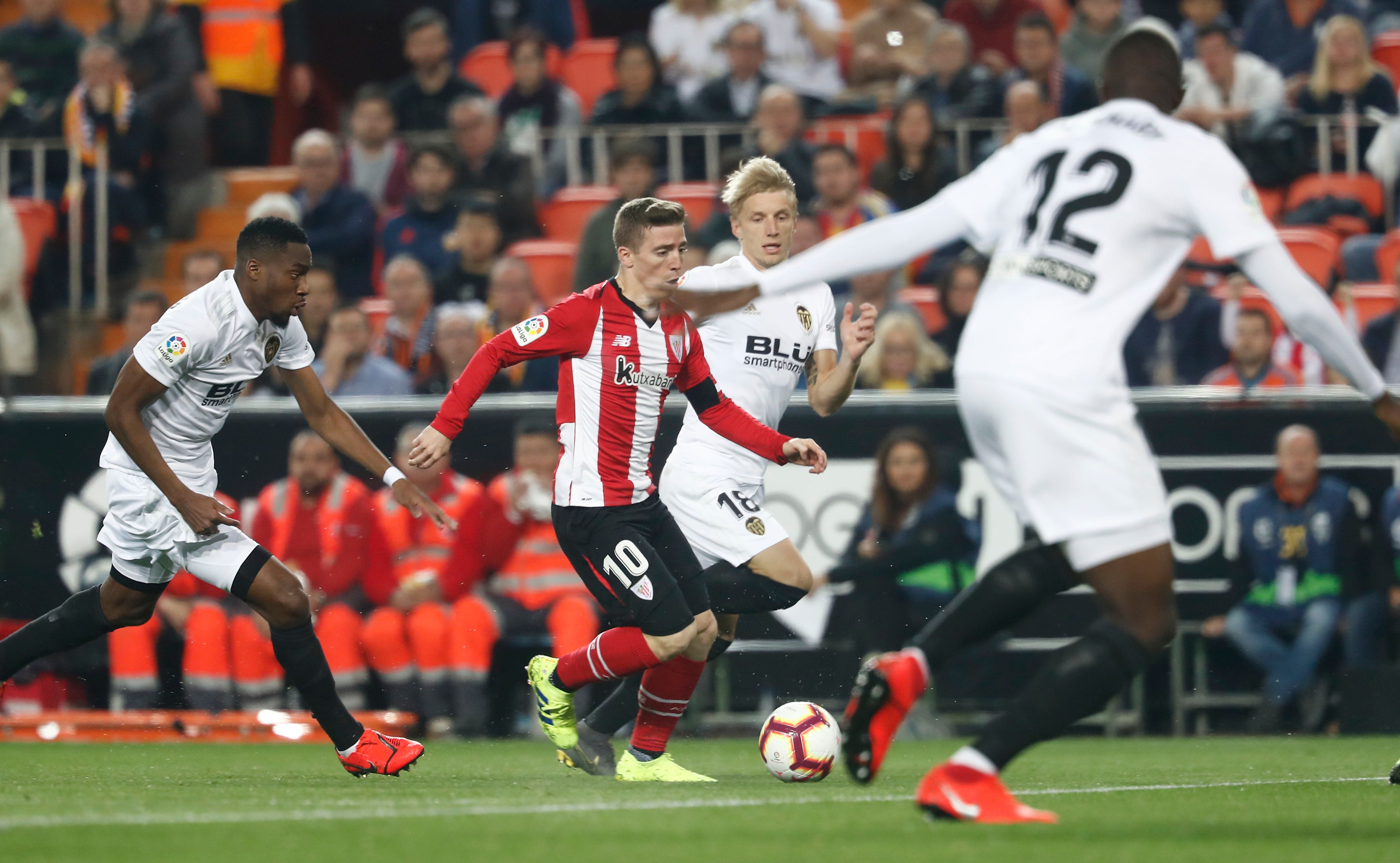 Iker Muniain fue titular ante el Valencia en Mestalla