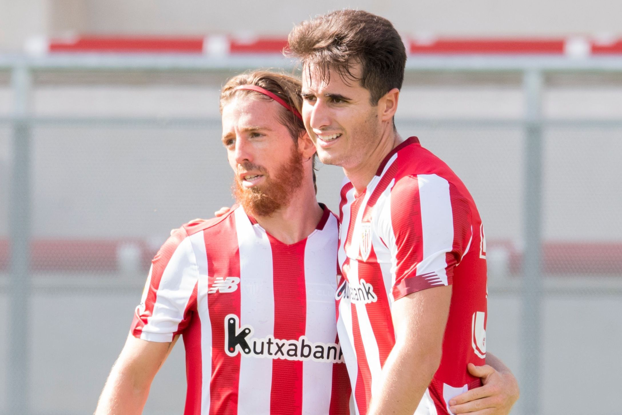  Iker Muniain felicita a Jon Morcillo por su gol marcado en Lezama.