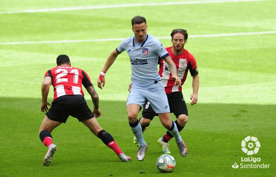  Iker Muniain presiona en San Mamés a Saúl Ñíguez en el Athletic - Atlético.