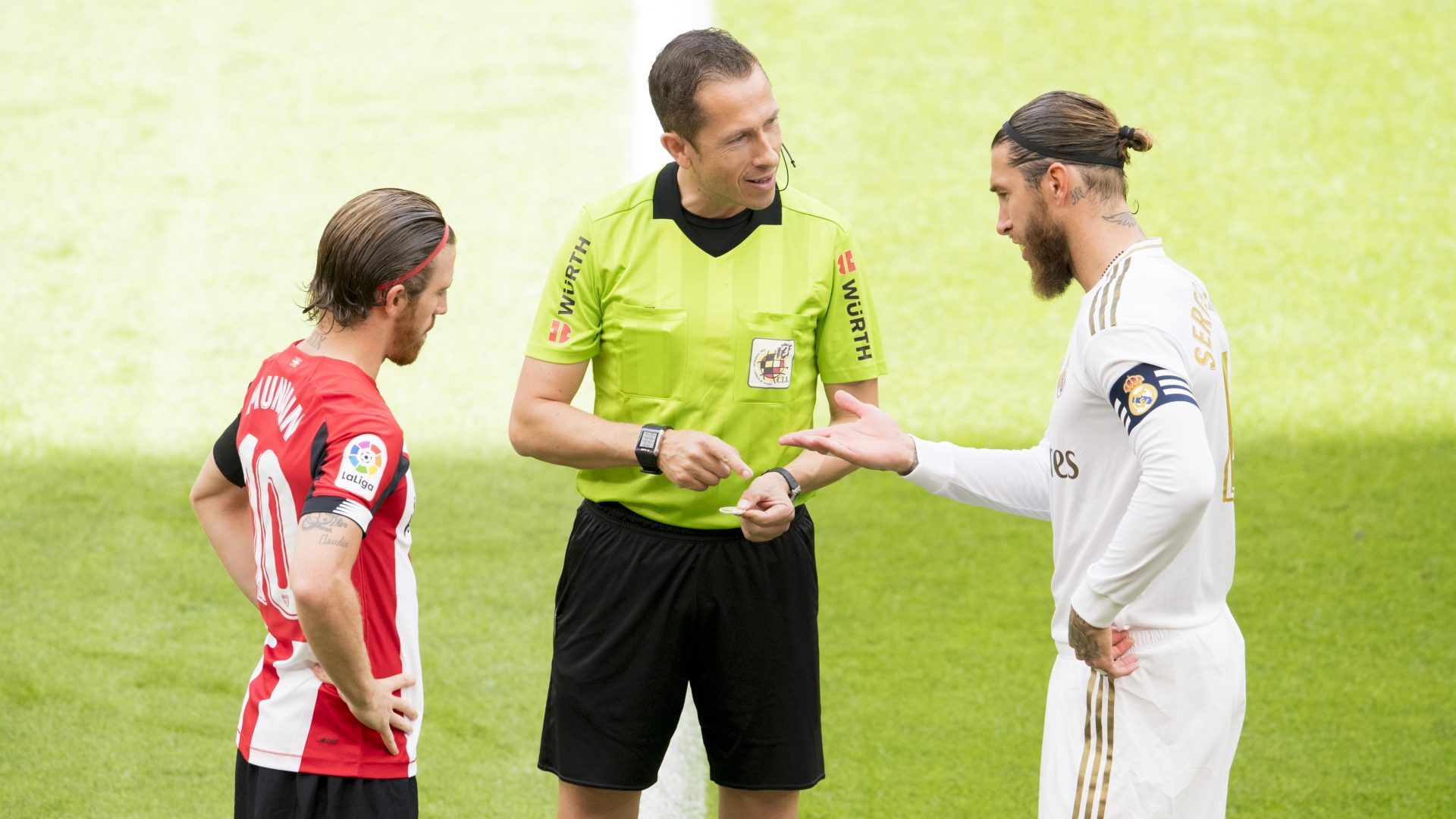  Iker Muniain y Sergio Ramos en un sorteo de campos con el colegiado González González.