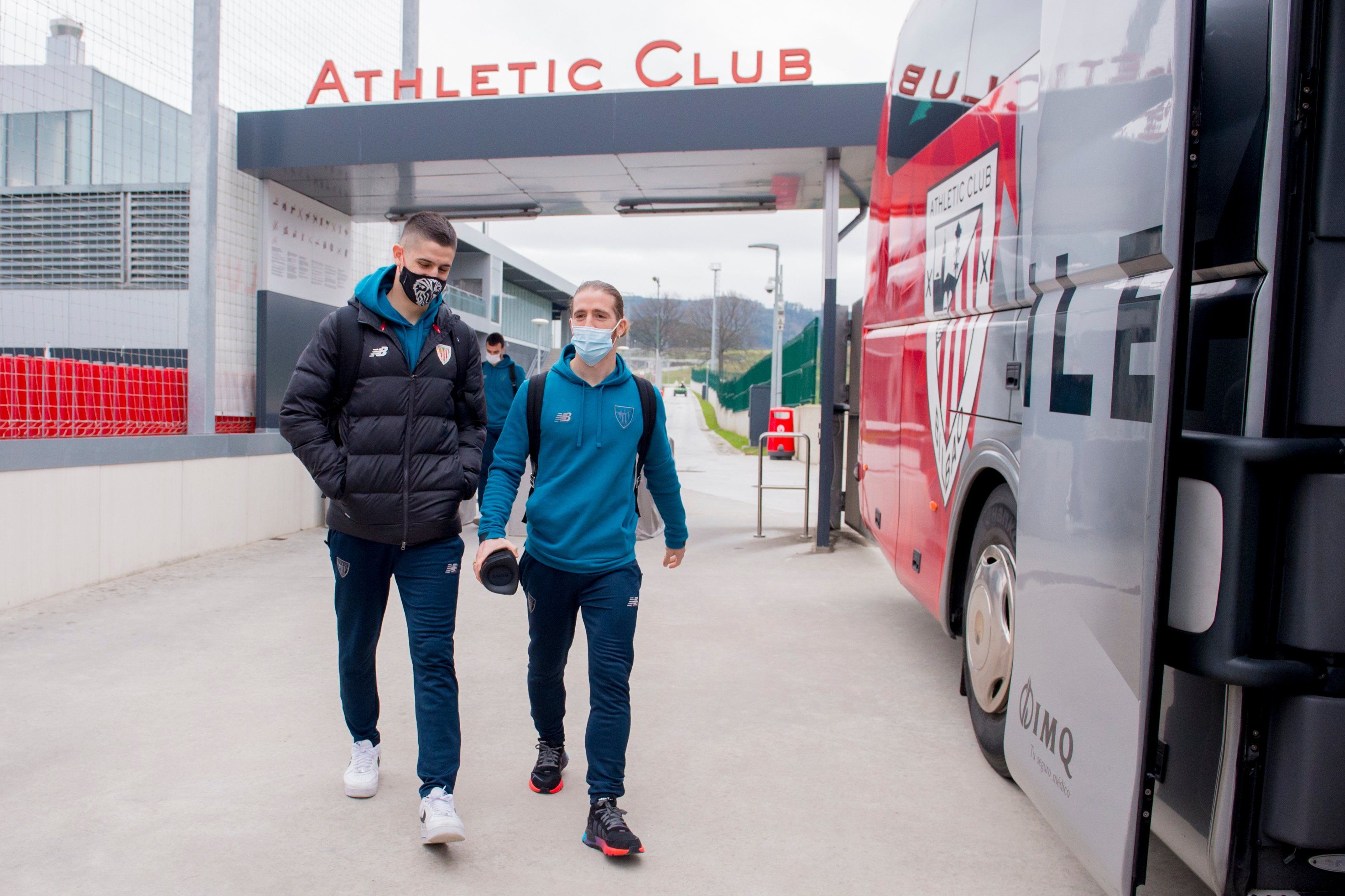 Iker Muniain va directo al bus con su inseparable Oihan Sancet.