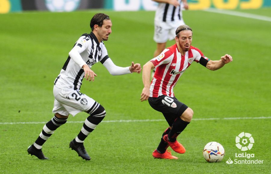  Muniain se zafa de Campaña durante el Athletic Club-Levante UD.
