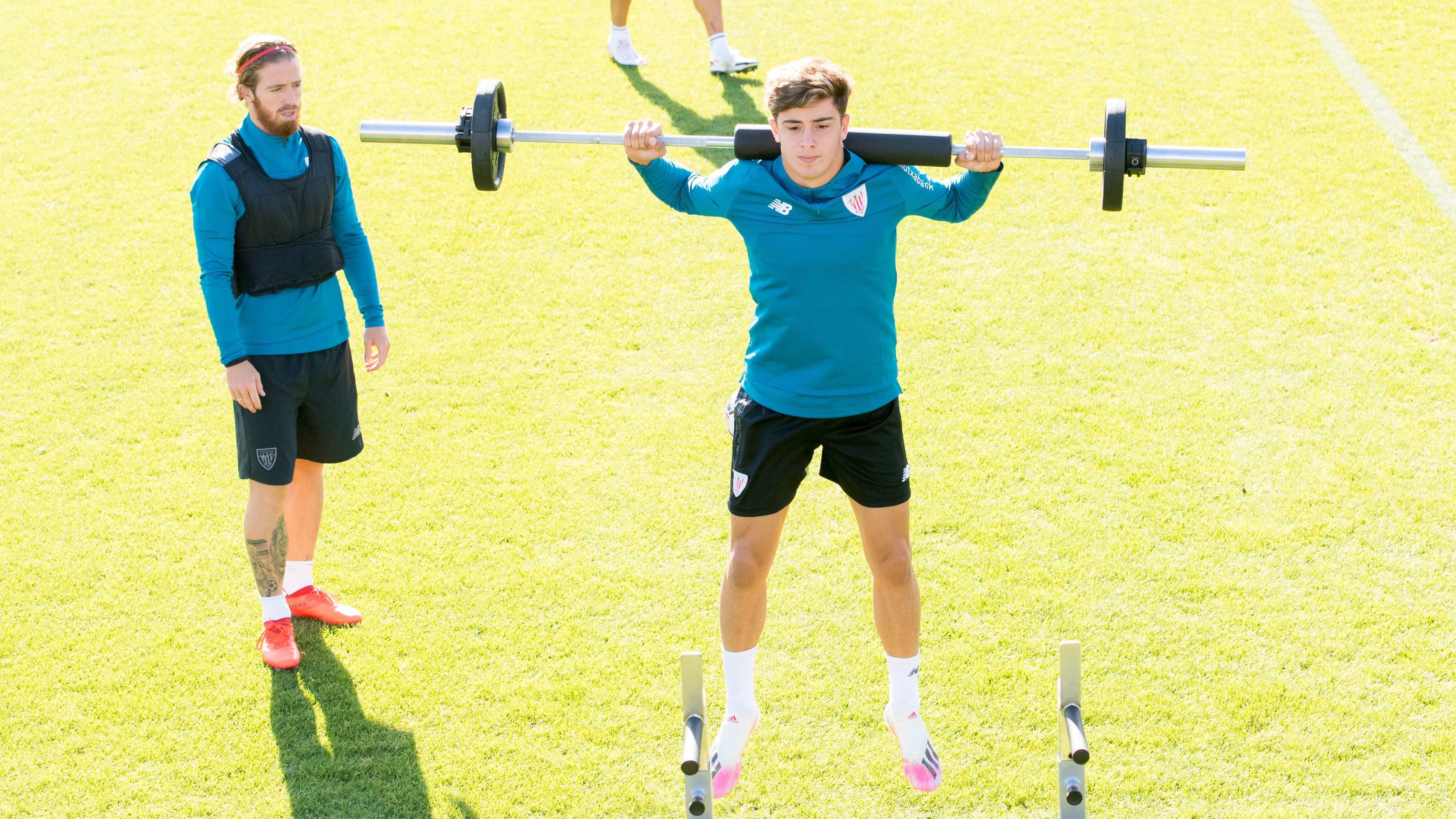 Iker Muniain mira como se ejercita Nico Serrano en Lezama.