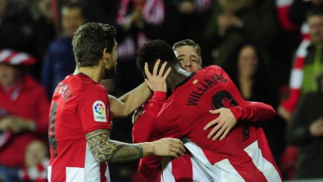  Iñaki Williams e Iker Muniain se abrazan tras el 1-0 marcado al Betis.