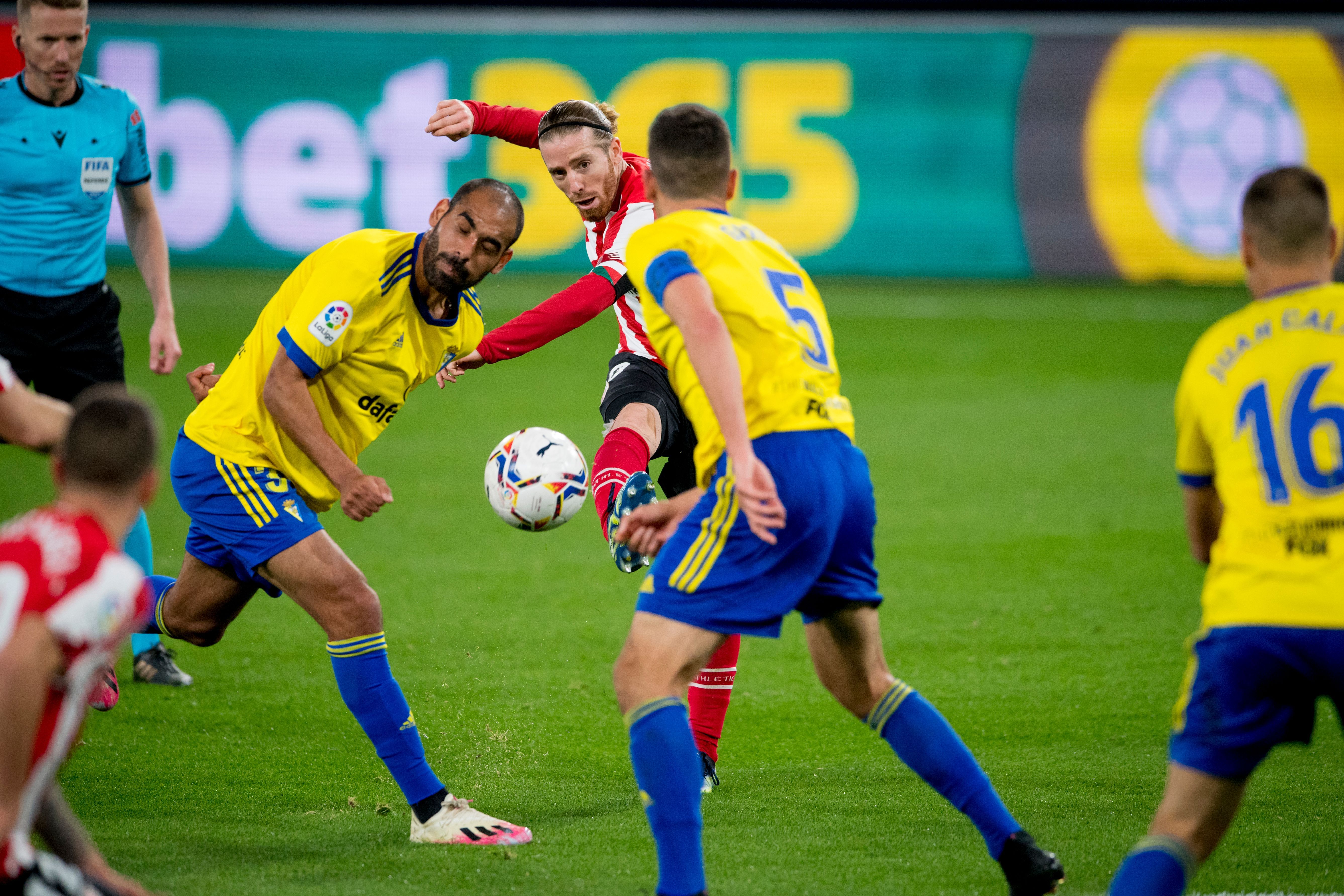  El capitán Iker Muniain soltaba un partidazo en el 0-4 logrado en Cádiz.