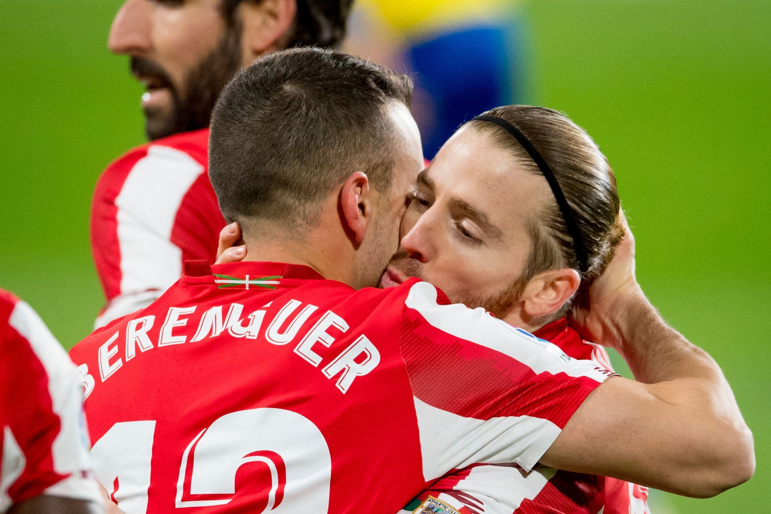 Beso de Berenguer e Iker Muniain en la goleada ante el Cádiz en el Carranza.