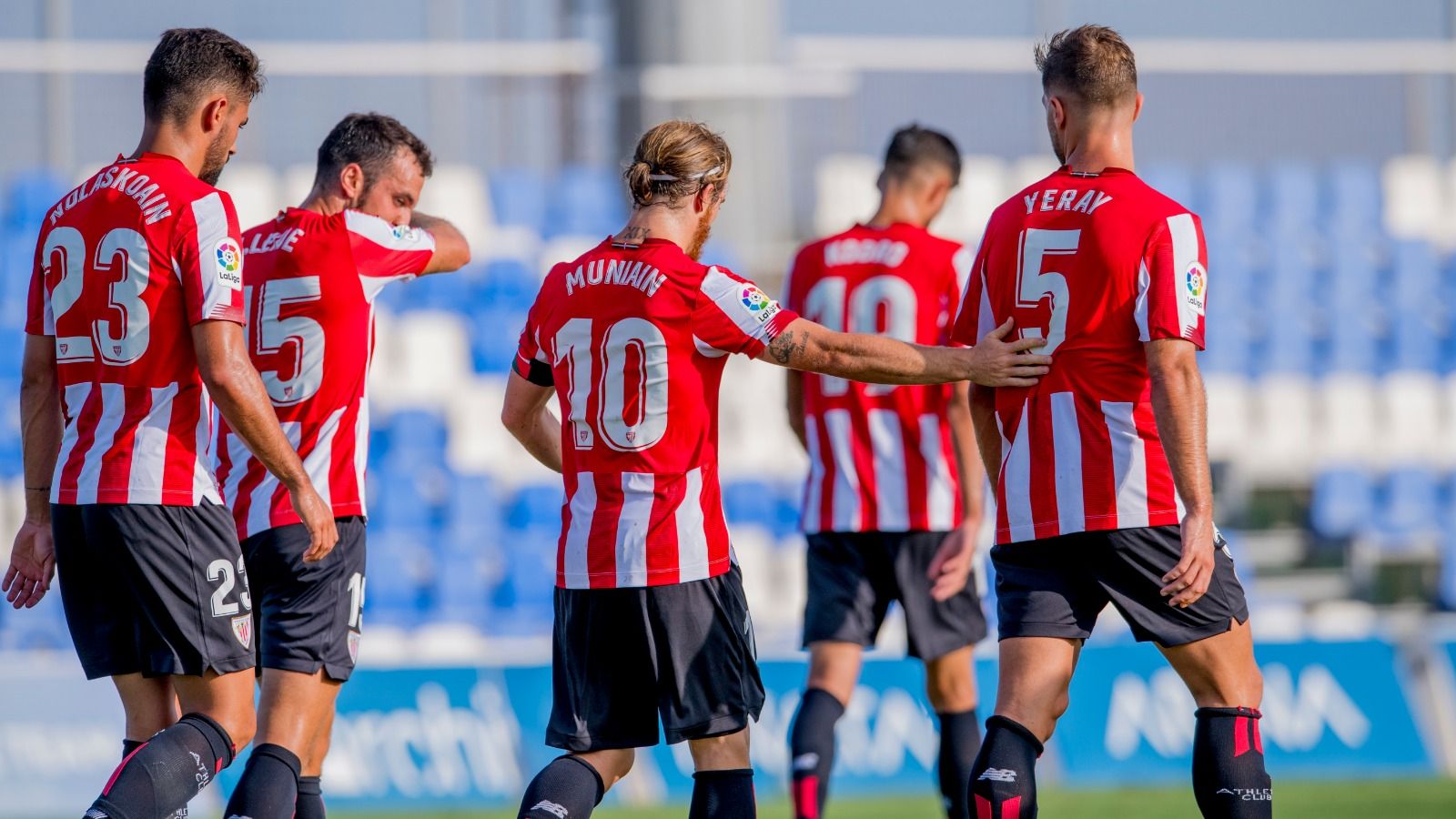 IKer Muniain ejerce de capitán con sus compañeros en el Pinatar Arena.