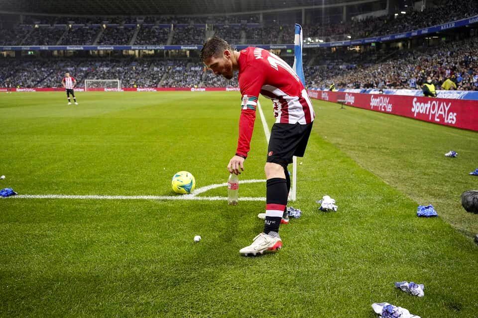  El capitán del Athletic Club, Iker Muniain, recoge una botella que le han lanzado en el derbi vasco de Anoeta.