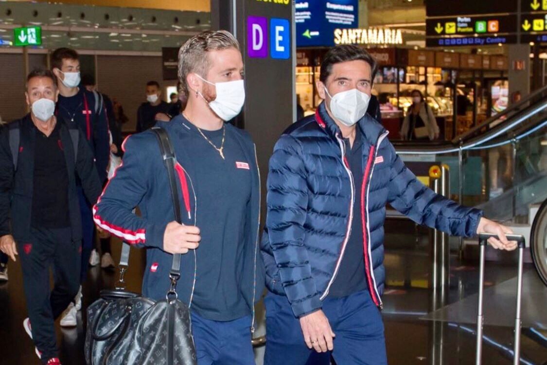  El capitán, Iker Muniain, en el aeropuerto junto a Marcelino García Toral.