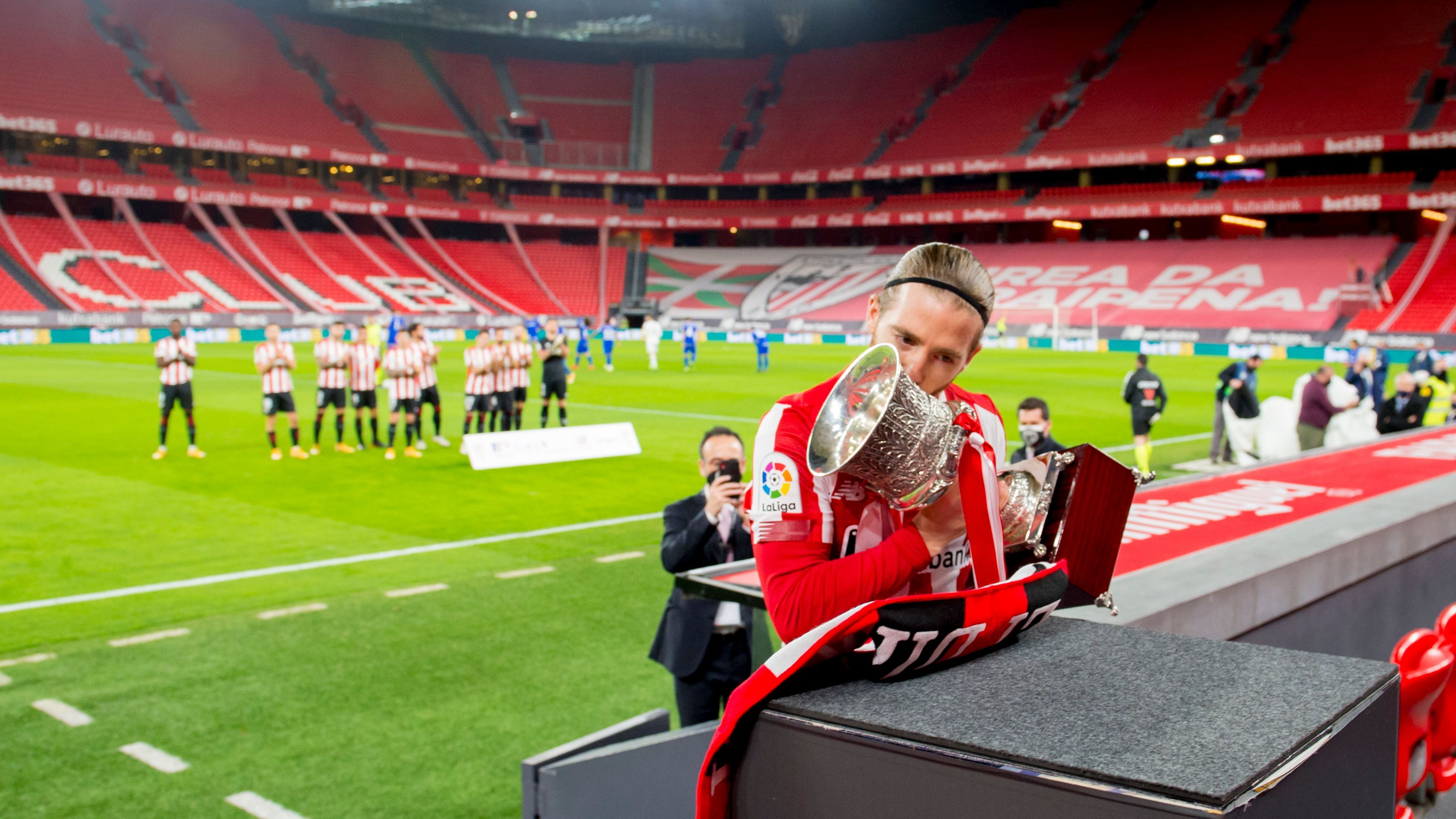 Iker Muniain con la Supercopa en San Mamés.
