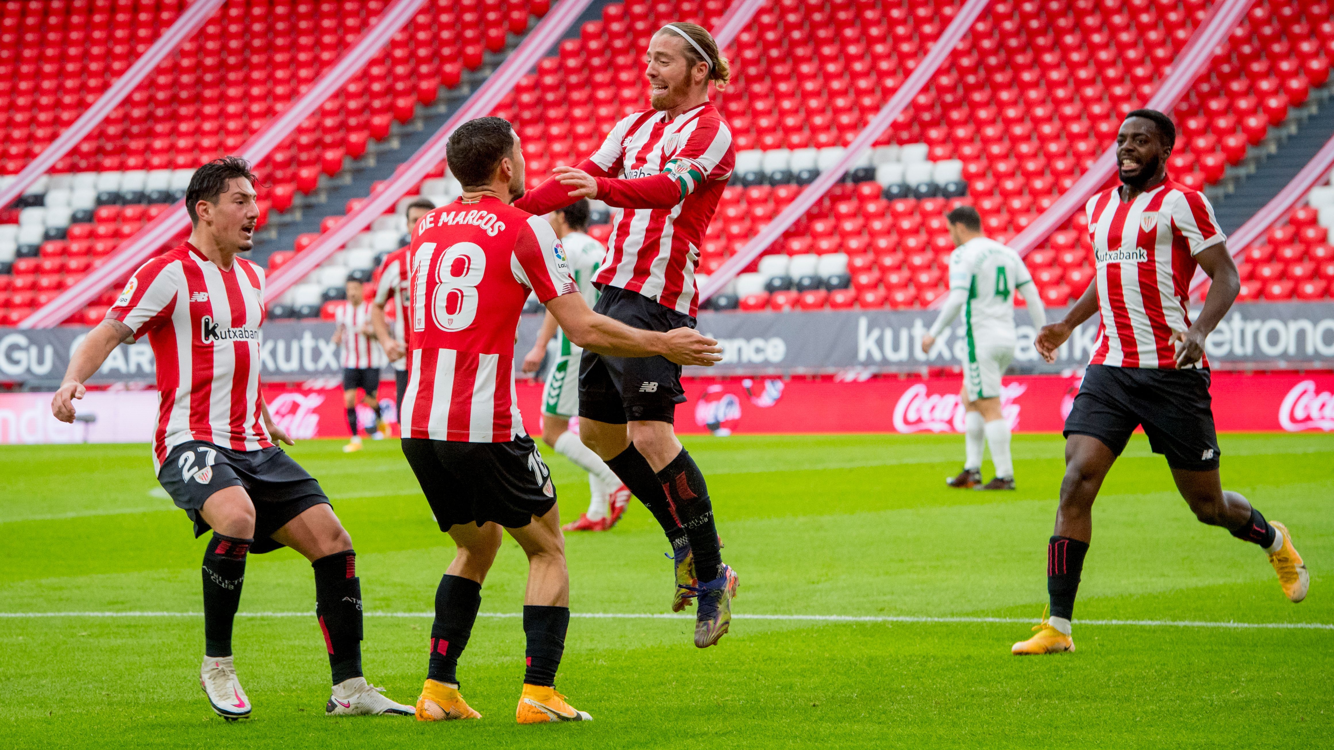Iker Muniain celebra con Oscar De Marcos su tanto al Elche.