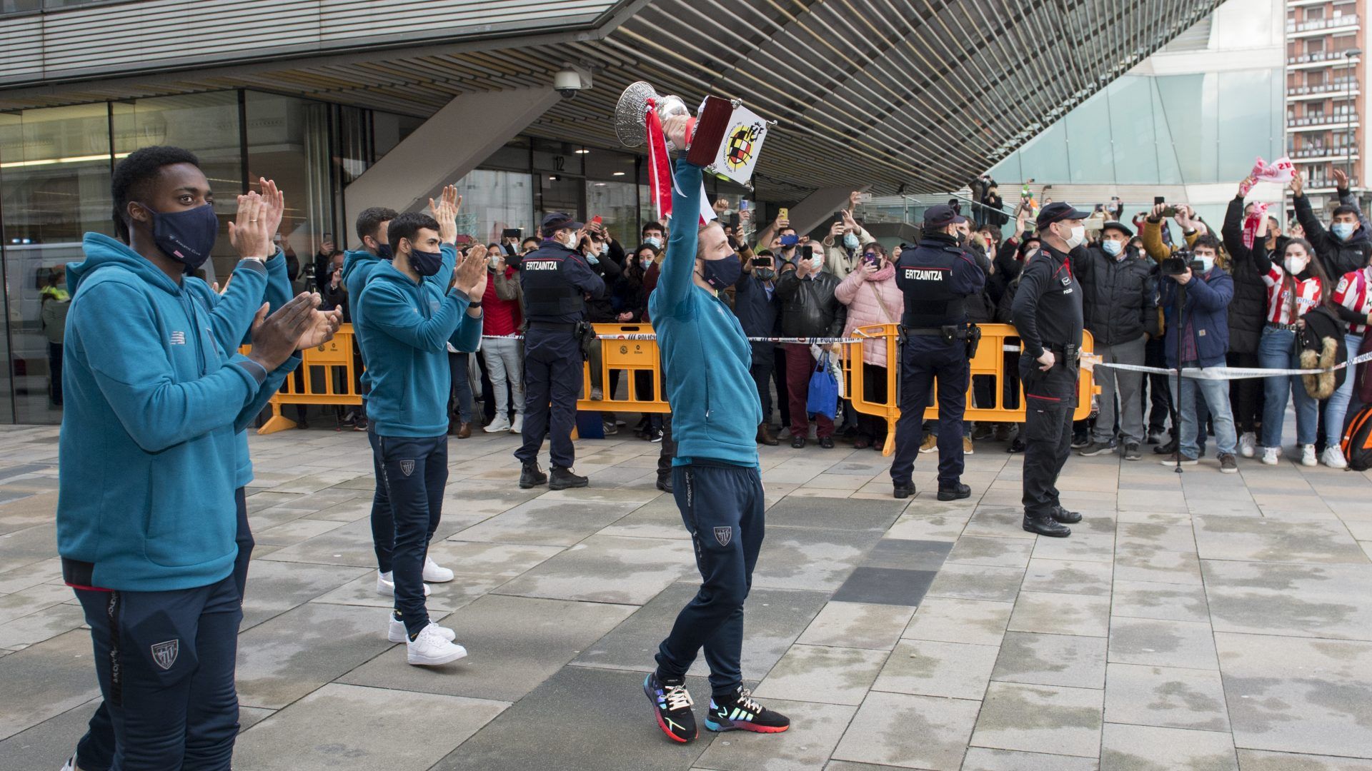 Iker Muniain muestra la Supercopa ganada en 2021 ante el Ayuntamiento de Bilbao.