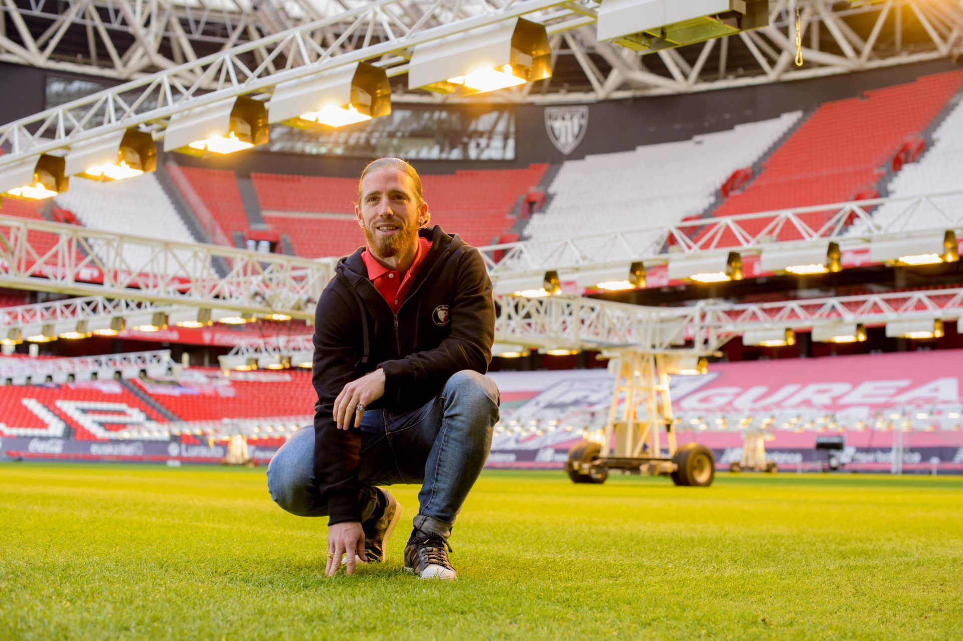  El capitán Iker Muniain posa en el césped de San Mamés.