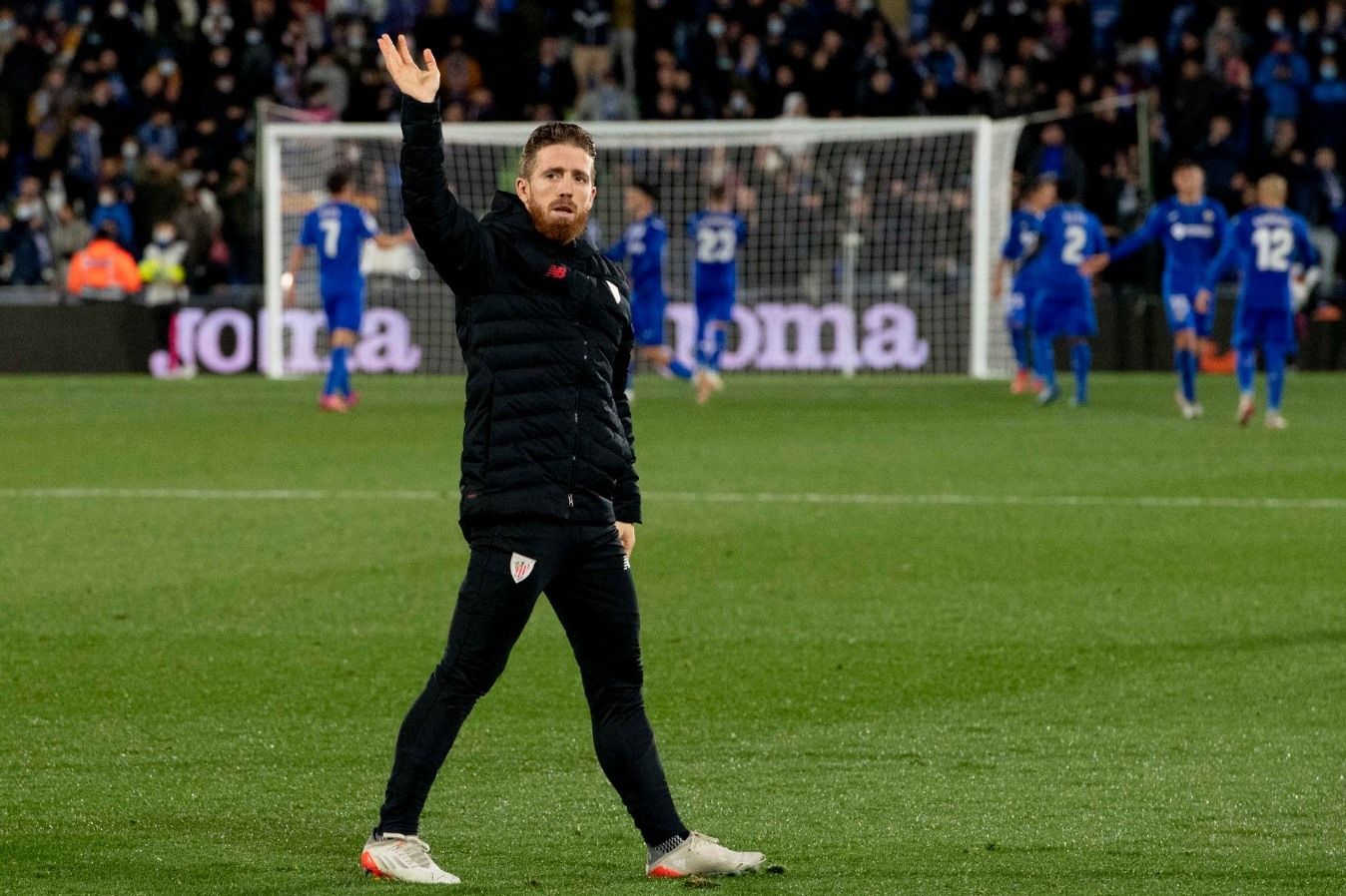  Iker Muniain, que no jugó ni un minuto, saluda a la grada en el Coliseum de Getafe.