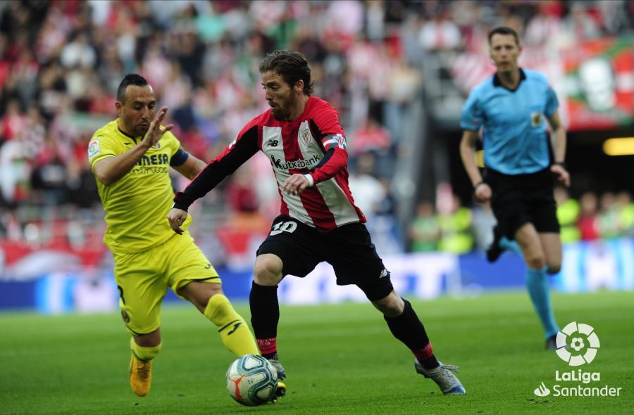 Un gran Iker Muniain conduce ante Santi Cazorla en San Mamés.