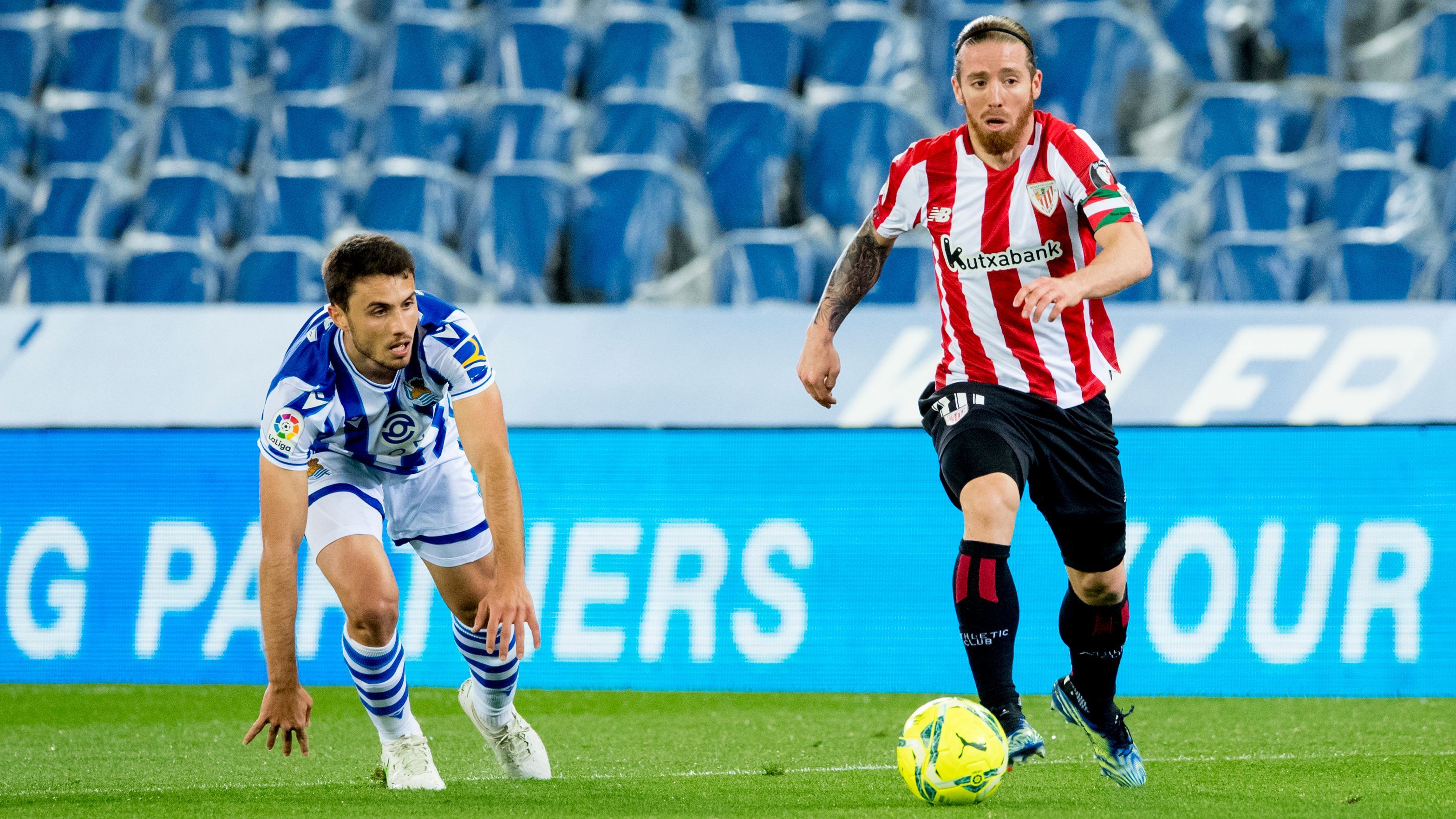  Iker Muniain la lleva en un derbi ante la Real Sociedad jugado en el Reale Arena.