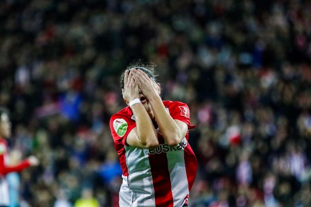 Nekane se lamenta tras fallar una clara ocasión.